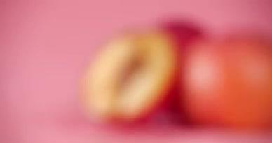 4K高清新鲜水果李子视频的预览图